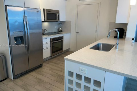 Condo in Miami, Florida, 1 bedroom  № 1995896 - photo 7