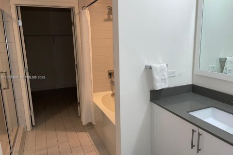 Condo in Miami, Florida, 1 bedroom  № 1995896 - photo 10