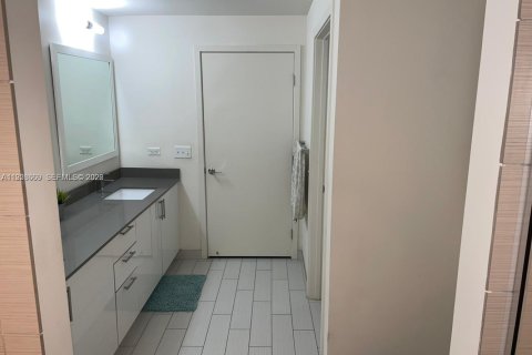 Condo in Miami, Florida, 1 bedroom  № 1995896 - photo 9