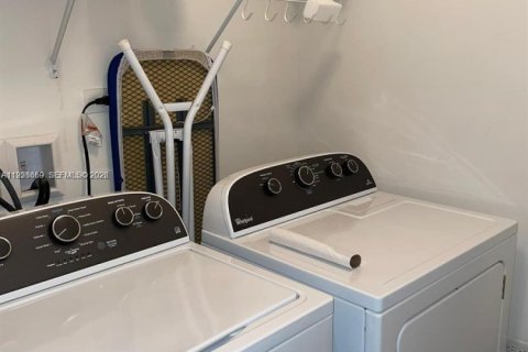 Condo in Miami, Florida, 1 bedroom  № 1995896 - photo 13