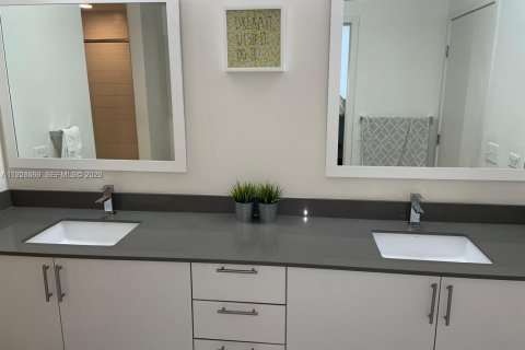 Condo in Miami, Florida, 1 bedroom  № 1995896 - photo 8