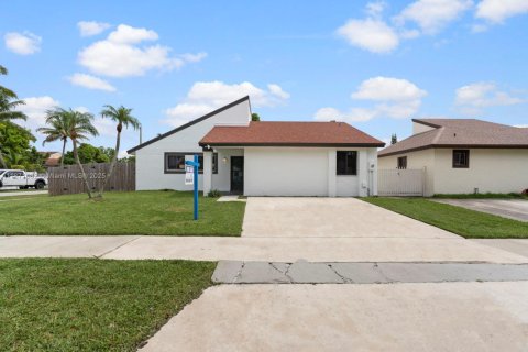 House in Miami, Florida 3 bedrooms, 114.36 sq.m. № 1920516 - photo 1