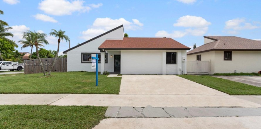 House in Miami, Florida 3 bedrooms, 114.36 sq.m. № 1920516