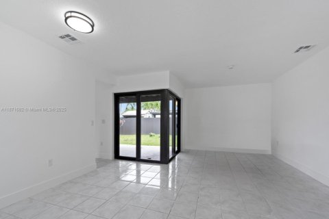 House in Miami, Florida 3 bedrooms, 114.36 sq.m. № 1920516 - photo 4