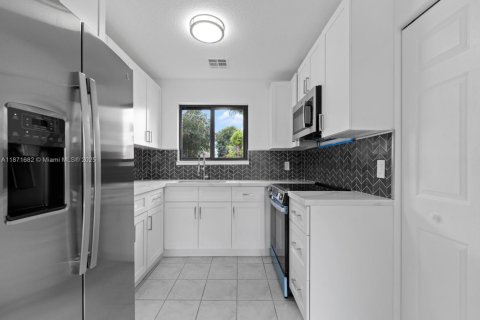 House in Miami, Florida 3 bedrooms, 114.36 sq.m. № 1920516 - photo 9