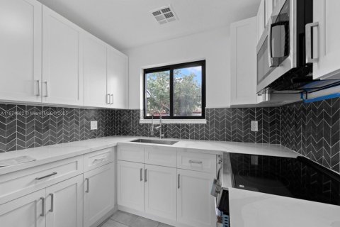 House in Miami, Florida 3 bedrooms, 114.36 sq.m. № 1920516 - photo 8