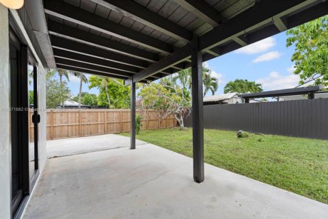 House in Miami, Florida 3 bedrooms, 114.36 sq.m. № 1920516 - photo 16