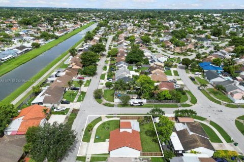House in Miami, Florida 3 bedrooms, 114.36 sq.m. № 1920516 - photo 21