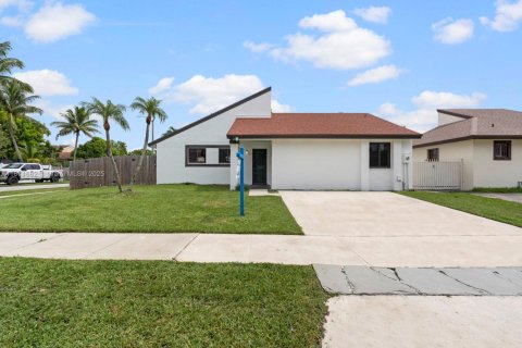 House in Miami, Florida 3 bedrooms, 114.36 sq.m. № 1920516 - photo 2