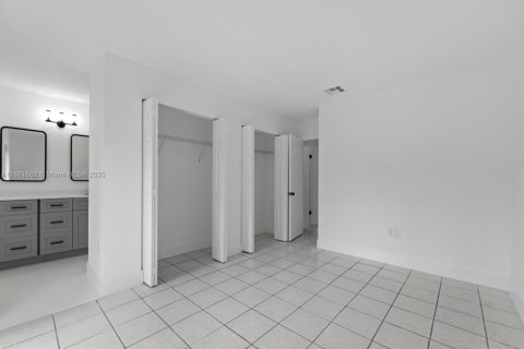 House in Miami, Florida 3 bedrooms, 114.36 sq.m. № 1920516 - photo 11