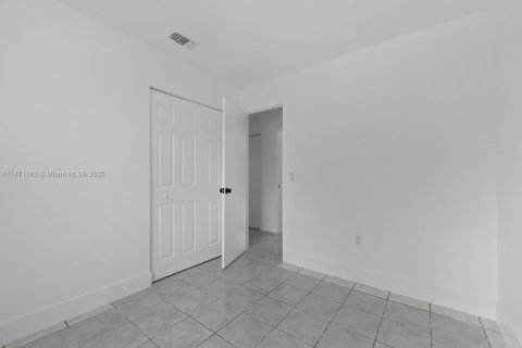 House in Miami, Florida 3 bedrooms, 114.36 sq.m. № 1920516 - photo 13
