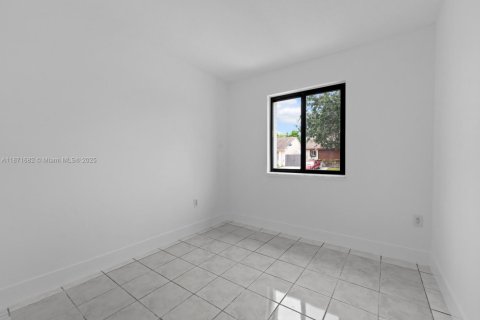 House in Miami, Florida 3 bedrooms, 114.36 sq.m. № 1920516 - photo 15