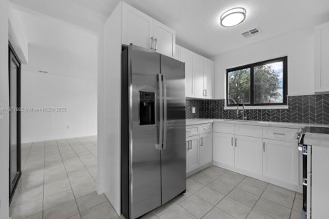 House in Miami, Florida 3 bedrooms, 114.36 sq.m. № 1920516 - photo 7