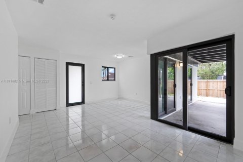 House in Miami, Florida 3 bedrooms, 114.36 sq.m. № 1920516 - photo 5