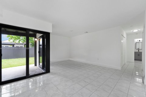 House in Miami, Florida 3 bedrooms, 114.36 sq.m. № 1920516 - photo 6