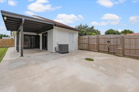 House in Miami, Florida 3 bedrooms, 114.36 sq.m. № 1920516 - photo 18