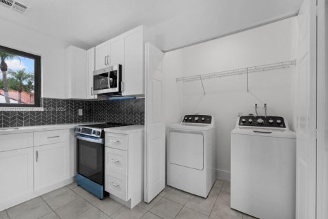 House in Miami, Florida 3 bedrooms, 114.36 sq.m. № 1920516 - photo 10