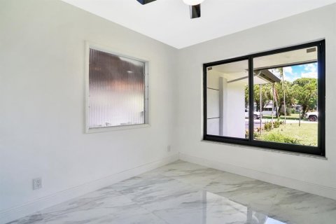 House in Plantation, Florida 3 bedrooms, 180.04 sq.m. № 2250780 - photo 24