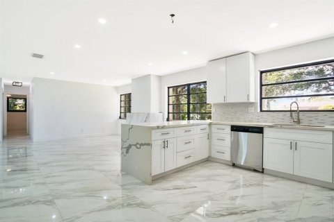 House in Plantation, Florida 3 bedrooms, 180.04 sq.m. № 2250780 - photo 14