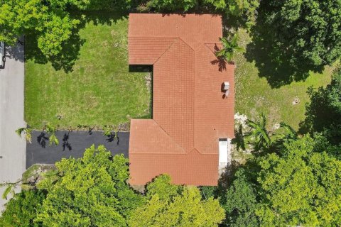 House in Plantation, Florida 3 bedrooms, 180.04 sq.m. № 2250780 - photo 6