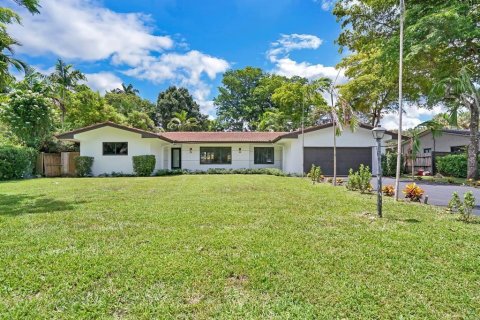 House in Plantation, Florida 3 bedrooms, 180.04 sq.m. № 2250780 - photo 2