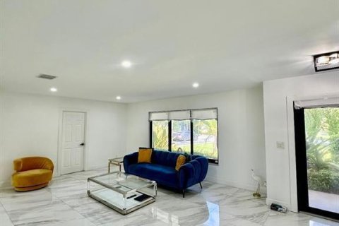 House in Plantation, Florida 3 bedrooms, 180.04 sq.m. № 2250780 - photo 7