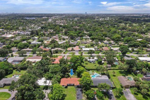 House in Plantation, Florida 3 bedrooms, 180.04 sq.m. № 2250780 - photo 5