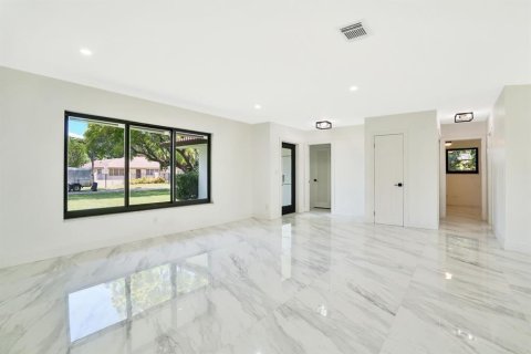 House in Plantation, Florida 3 bedrooms, 180.04 sq.m. № 2250780 - photo 11