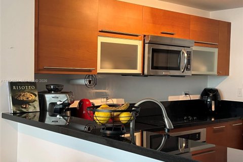 Condo in Miami, Florida, 1 bedroom  № 2009656 - photo 6