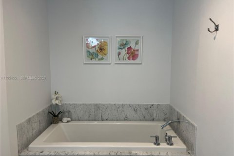 Condo in Miami, Florida, 1 bedroom  № 2009656 - photo 14