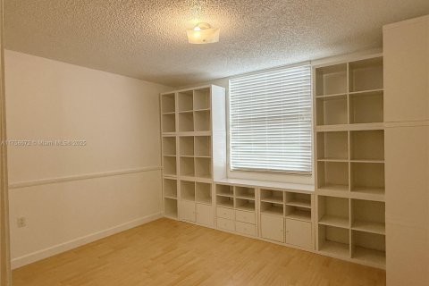 Condo in Davie, Florida, 2 bedrooms  № 1712852 - photo 23