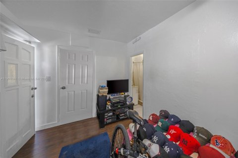 Propiedad comercial en venta en Miami, Florida, 246.28 m2 № 2012678 - foto 18