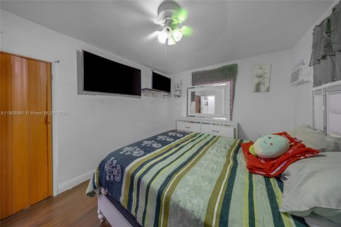 Propiedad comercial en venta en Miami, Florida, 246.28 m2 № 2012678 - foto 14