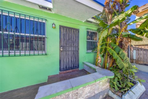 Propiedad comercial en venta en Miami, Florida, 246.28 m2 № 2012678 - foto 16