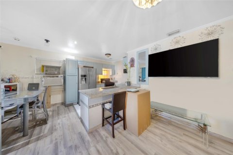 Propiedad comercial en venta en Miami, Florida, 246.28 m2 № 2012678 - foto 7