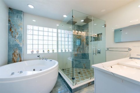 Casa en venta en Tampa, Florida, 4 dormitorios, 314.38 m2 № 1636785 - foto 14