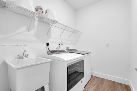 Casa en venta en Homestead, Florida, 4 dormitorios, 241.82 m2 № 2011555 - foto 16