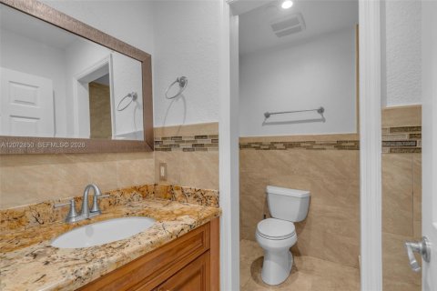 House in Miami, Florida 4 bedrooms, 225.2 sq.m. № 2313752 - photo 27