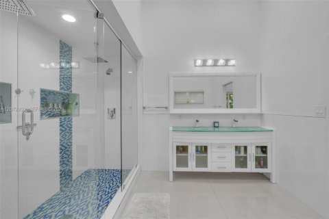 House in Miami, Florida 4 bedrooms, 225.2 sq.m. № 2313752 - photo 25