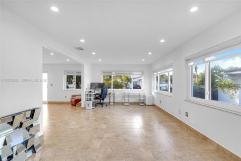 House in Miami, Florida 4 bedrooms, 225.2 sq.m. № 2313752 - photo 13