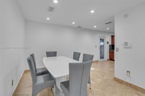 House in Miami, Florida 4 bedrooms, 225.2 sq.m. № 2313752 - photo 7
