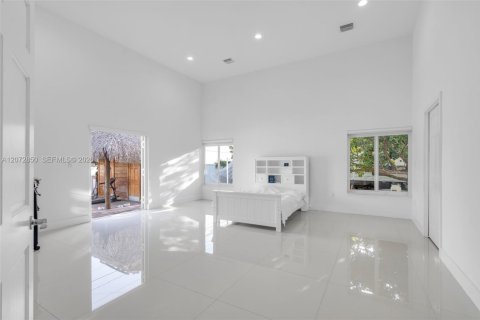 House in Miami, Florida 4 bedrooms, 225.2 sq.m. № 2313752 - photo 17