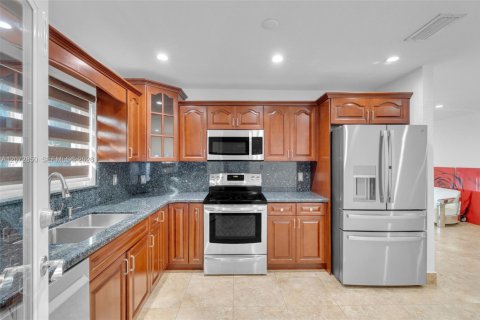 House in Miami, Florida 4 bedrooms, 225.2 sq.m. № 2313752 - photo 10