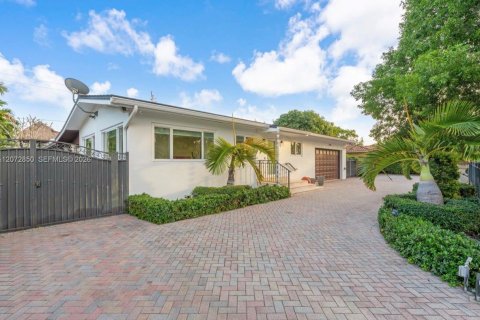 House in Miami, Florida 4 bedrooms, 225.2 sq.m. № 2313752