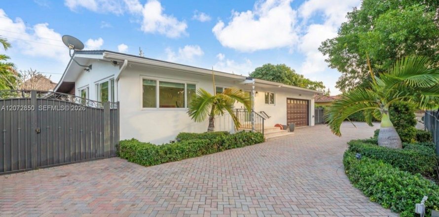 House in Miami, Florida 4 bedrooms, 225.2 sq.m. № 2313752