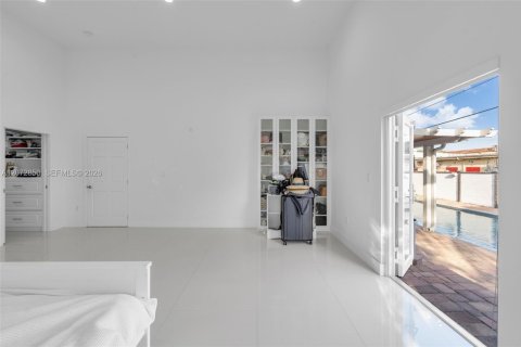 House in Miami, Florida 4 bedrooms, 225.2 sq.m. № 2313752 - photo 21