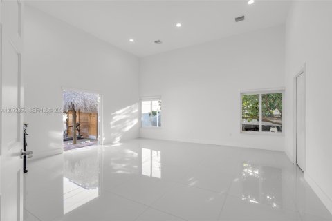 House in Miami, Florida 4 bedrooms, 225.2 sq.m. № 2313752 - photo 18
