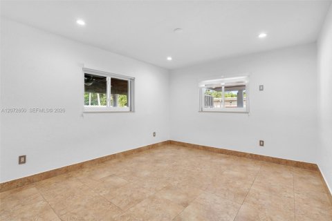House in Miami, Florida 4 bedrooms, 225.2 sq.m. № 2313752 - photo 15