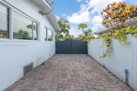 House in Miami, Florida 4 bedrooms, 225.2 sq.m. № 2313752 - photo 3