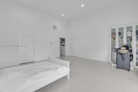 House in Miami, Florida 4 bedrooms, 225.2 sq.m. № 2313752 - photo 22